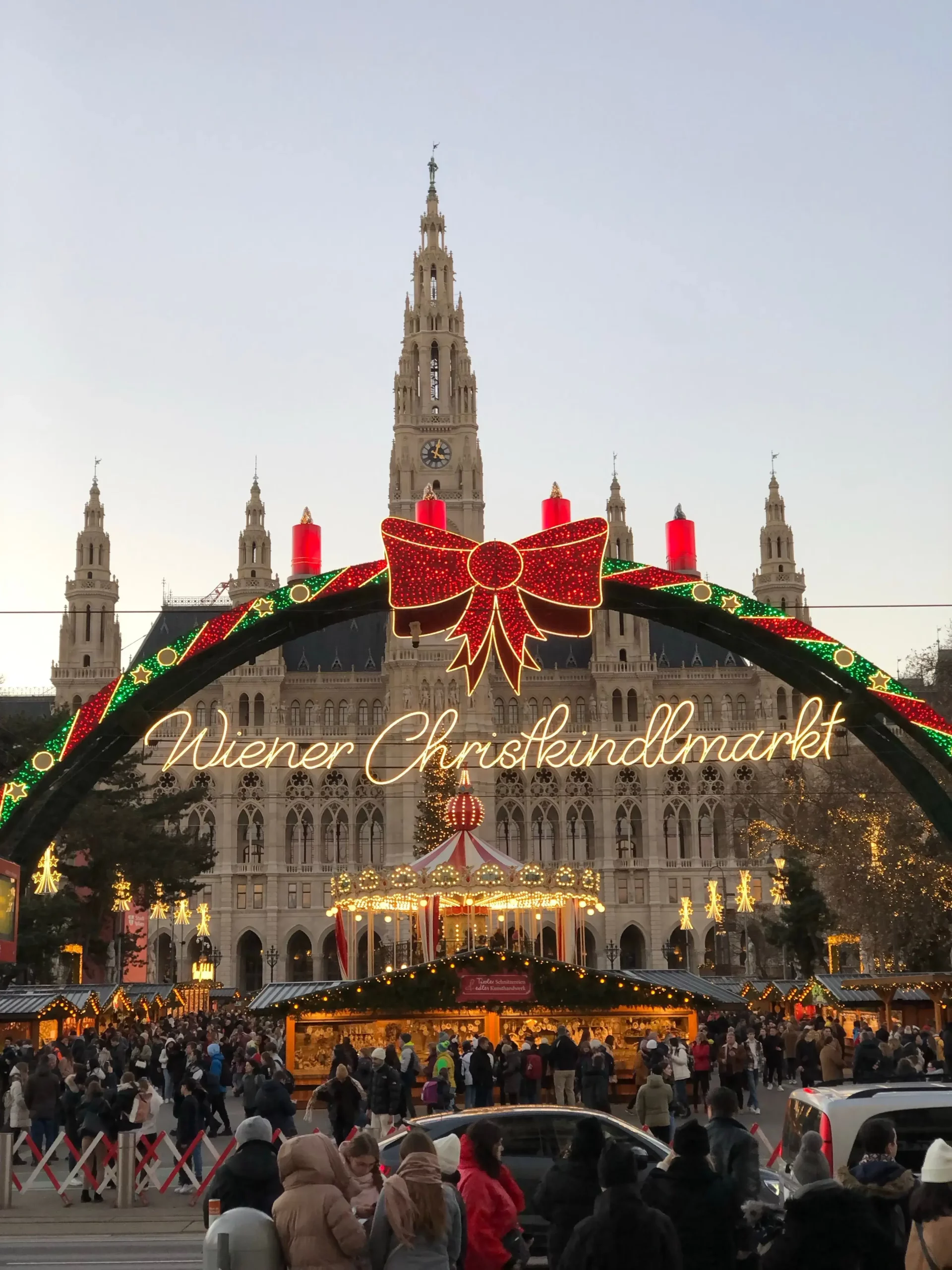 Entrée du marché de Noël de Vienne devant le Rathaus avec décoration festive