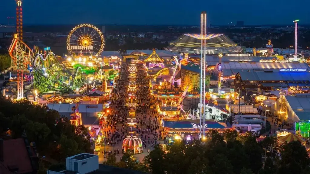 Vue aerienne de la Theresienwiese illuminee la nuit pendant Oktoberfest