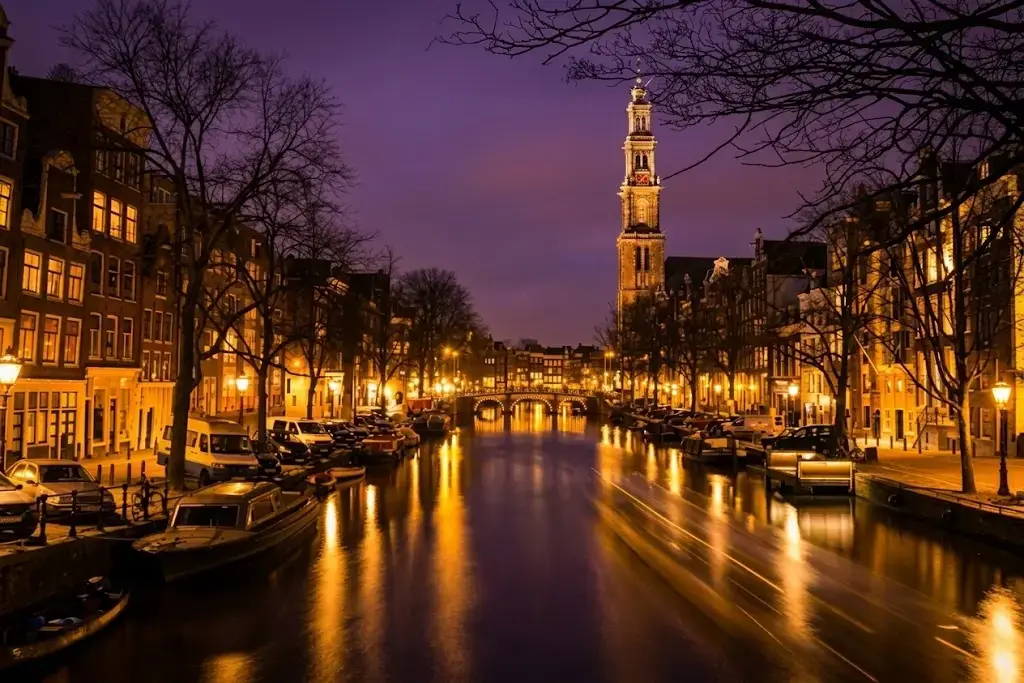 Bâtiments illuminés le long des canaux à Amsterdam la nuit
