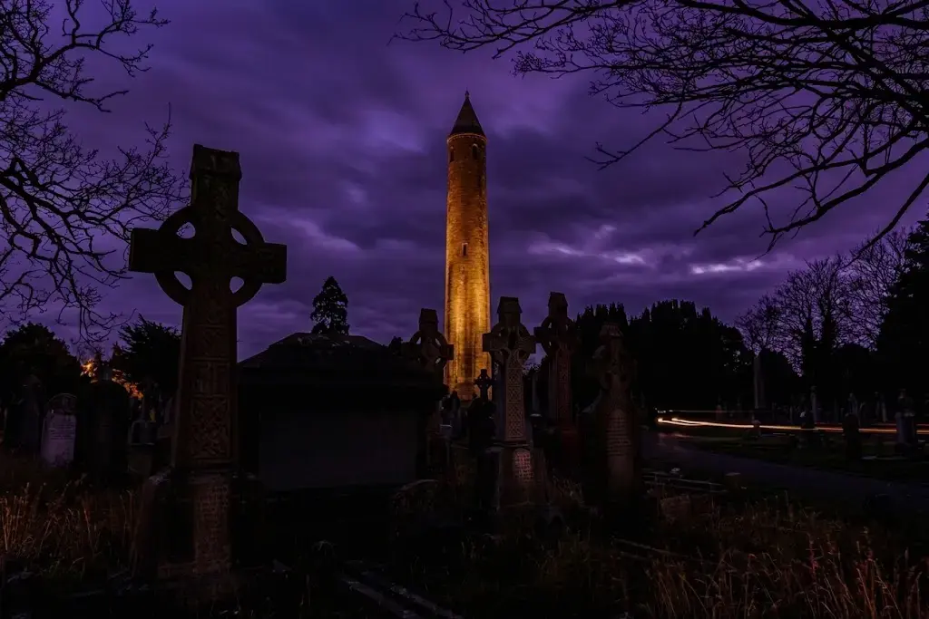 Cimetière de Dublin plongé dans la noirceur avec pierres tombales