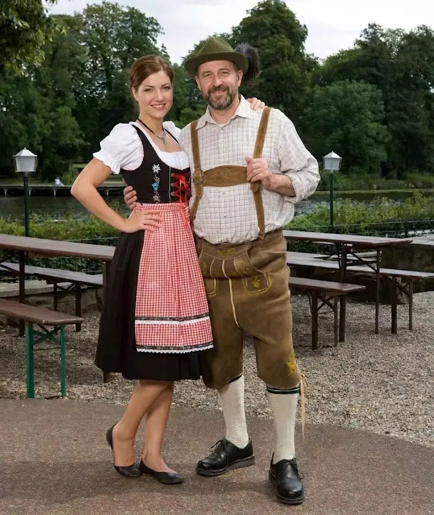 Homme et femme vêtus en habit traditionnel bavarois Oktoberfest