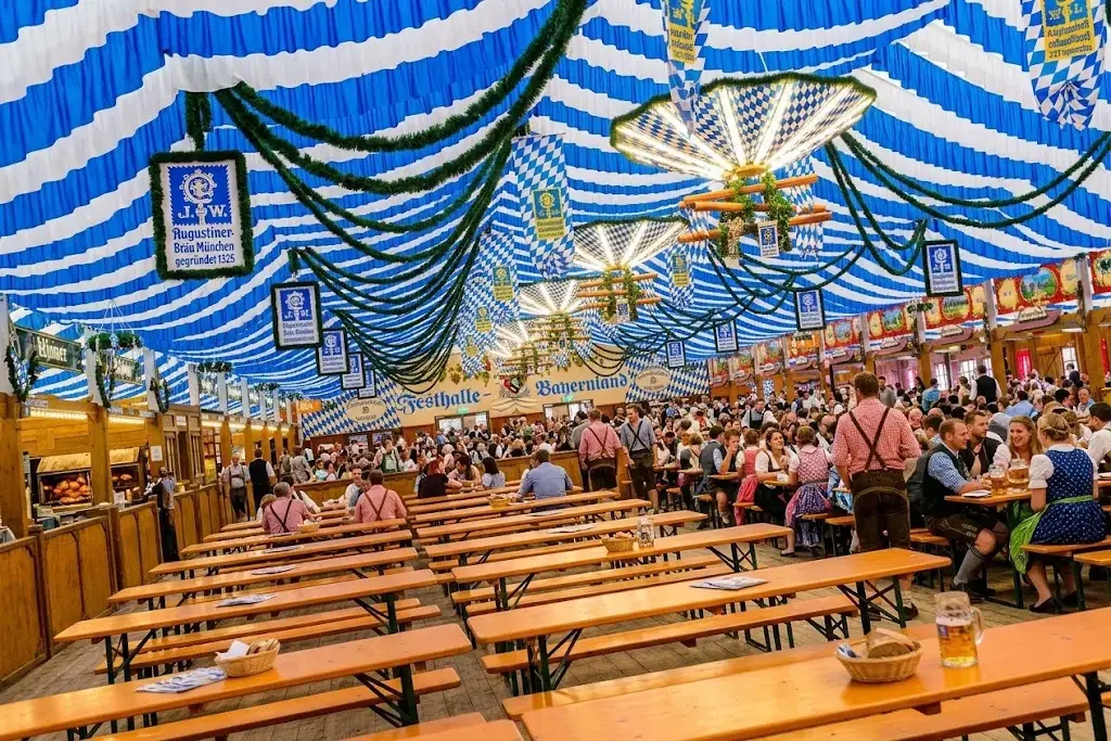 Tente bleu et blanc Oktoberfest en début de journée commençant à se remplir