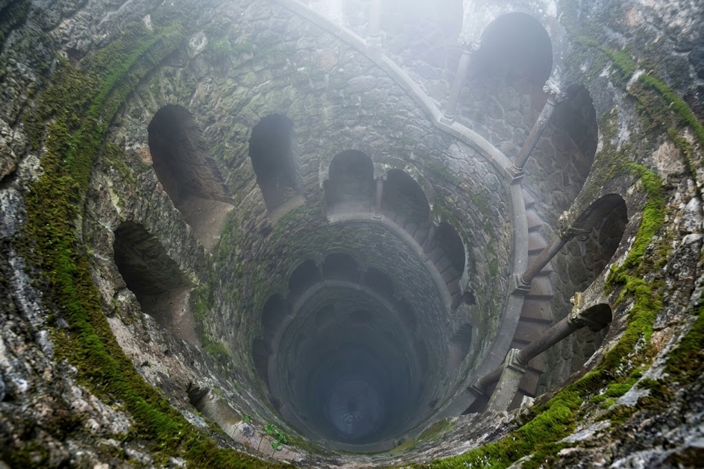 Escalier en spirale dans la Quinta de Regadeira à Sintra, Portugal