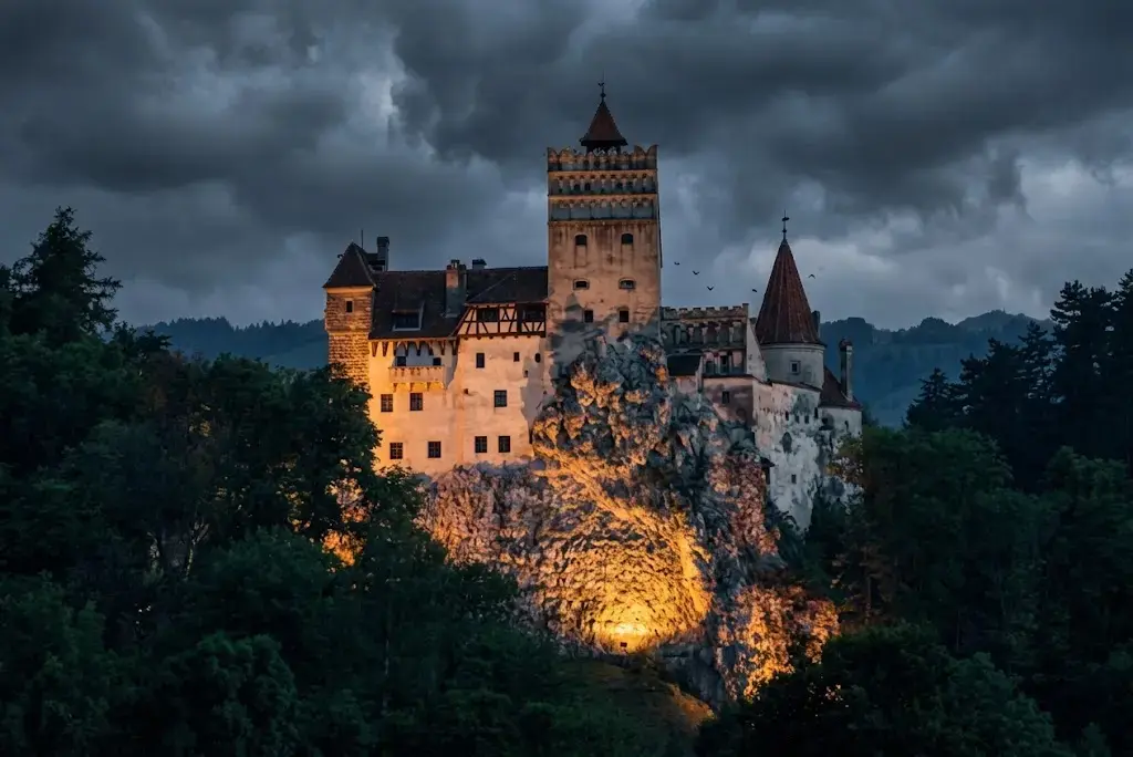 Château de Bran en Transylvanie perché sur un sommet rocheux