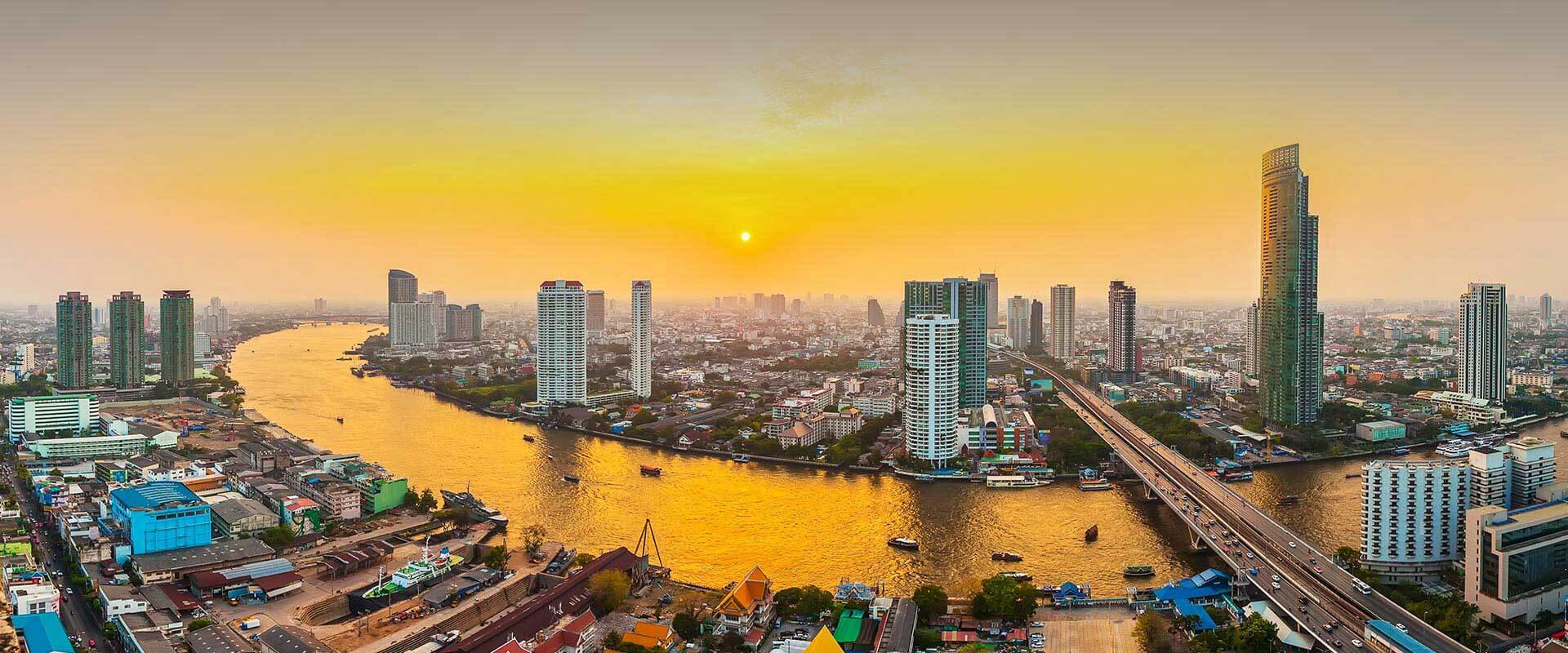 Bangkok la nuit, illuminée pour les fêtes.
