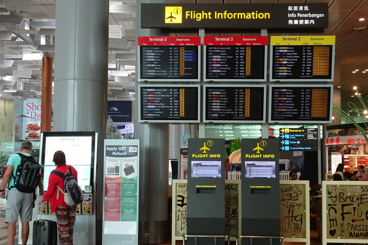 Passagers Ryanair se dirigeant vers le contrôle et la porte d'embarquement