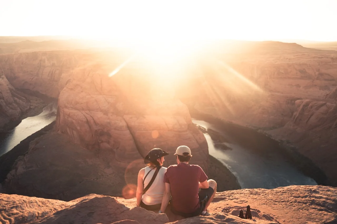 Deux personnes admirant un magnifique panorama lors d'un voyage à petit prix réservé grâce à eDreams Prime.