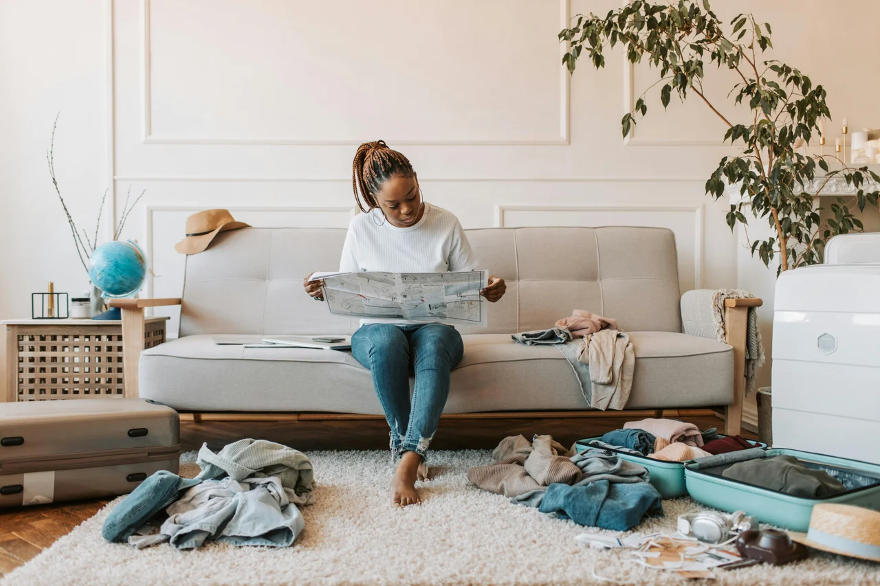 Personne organisant ses vacances depuis un ordinateur portable