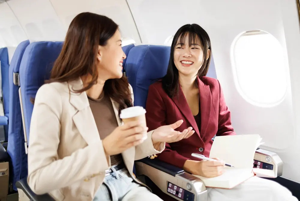 Voisins de siège discutant dans l'avion